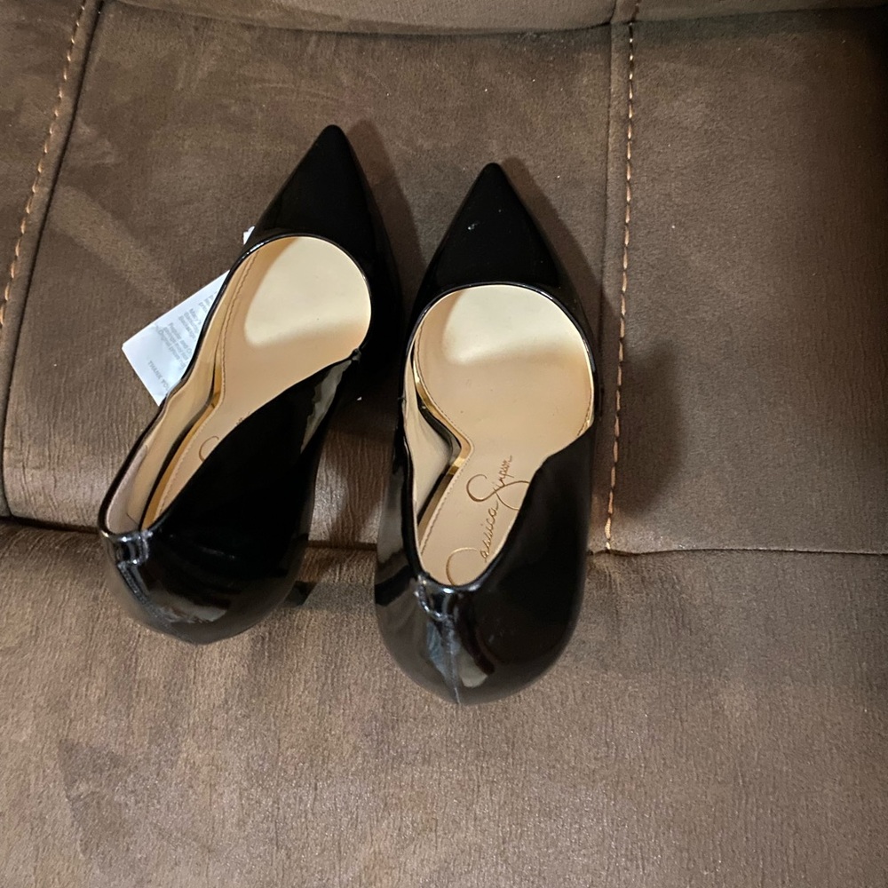Jessica Simpson Pumps with minor scratch (box is not included).